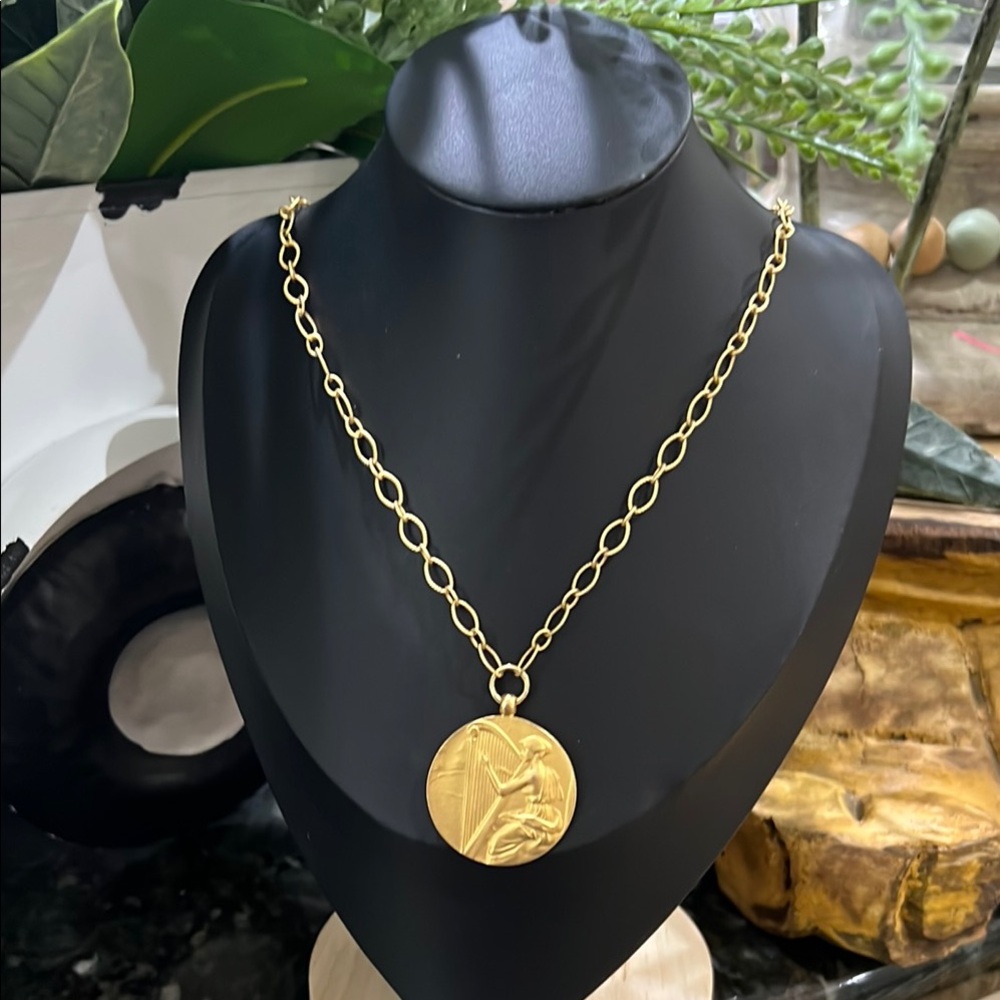Gold Pendant Necklace. J83